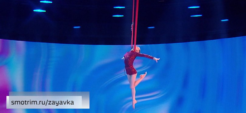 Всероссийский конкурс юных талантов Синяя птица телеканала Россия продолжает кастинг в новый сезон Юные исполнители до 17 лет из России и зарубежных стран могут заявить о себе в различных художественных направлениях Заявки поступили уже более чем из 70 населенных пунктов России и семи стран Среди претендентов на участие есть и представители оригинальных жанров диджеинг битбоксинг шоу с огнем иллюзия игра на хрустальной арфе вис на волосах стойка на зубах стрельба ногами из лука вольтижировка экстремальный велоспорт игра с хулахупами и древнейшие цирковые жанры подкидные доски и икарийские игры