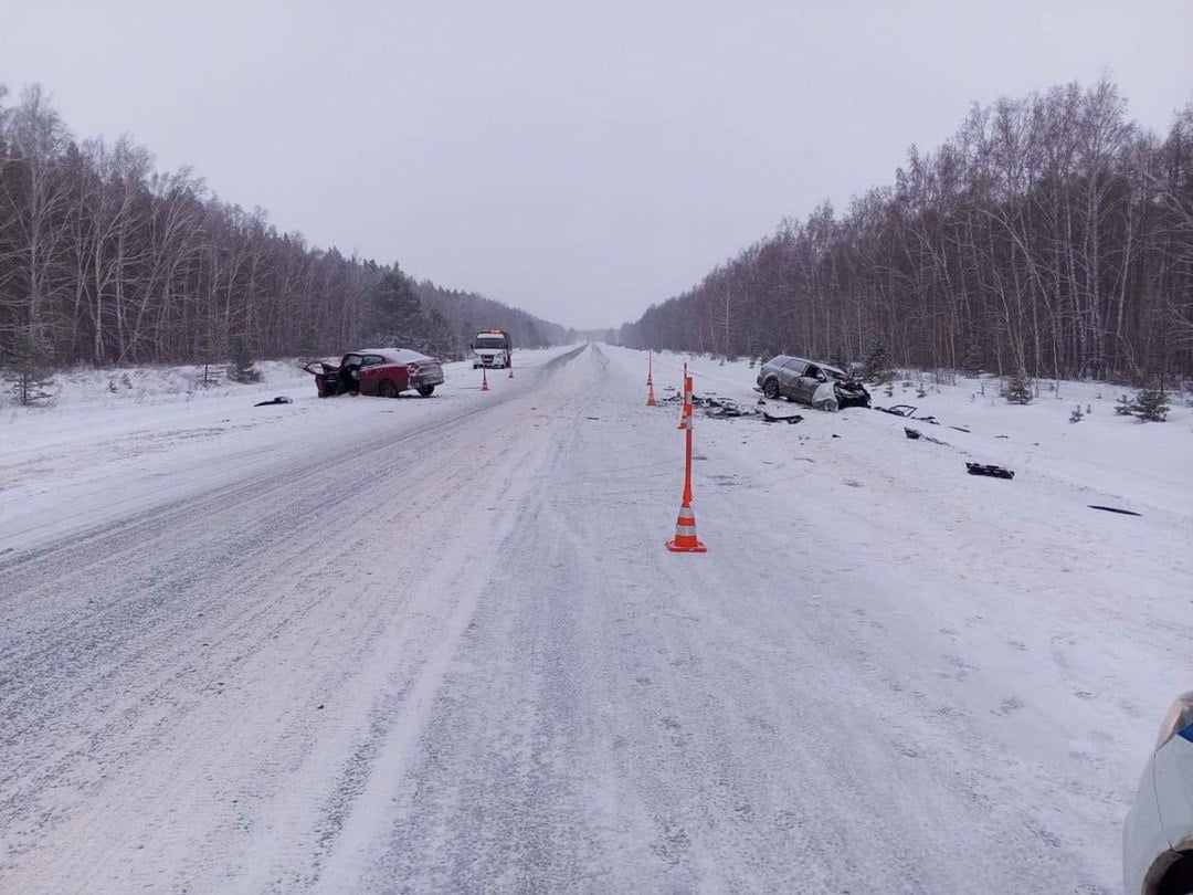 В жестком лобовом ДТП на омской трассе пострадали трое   Сегодня, в 14:20 часов, стало известно об аварии с пострадавшими в Черлакском районе.      Полицейские предварительно установили, что на трассе Омск- Черлак  30-летний водитель «КИА выехал на полосу встречного движения, где допустил лобовое столкновение с автомобилем «Мазда 6» под управлением 33-летнего водителям.   В результате медицинская помощь понадобилась двум водителям и 26-летней пассажирке.