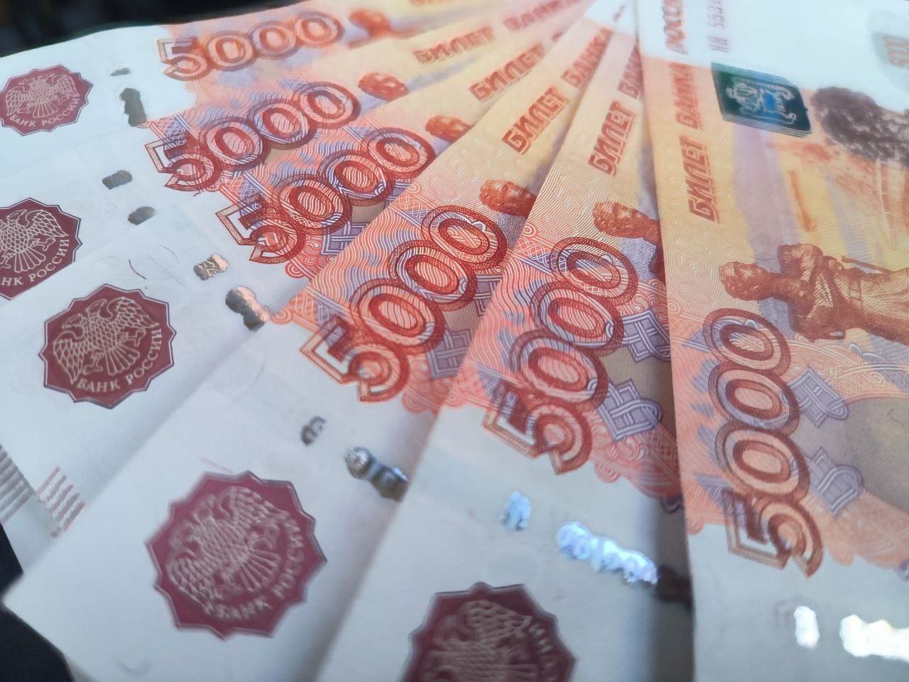 Профсоюзам Ставрополья за пять лет удалось взыскать с работодателей более 120 млн рублей Деньги отсудили в пользу работников, чьи трудовые права были нарушены, сообщили в пресс-службе ФПСК. Так, сотрудникам ряда организаций помогли получить недоплаченную зарплату в праздники и выходные, а также компенсировать сверхурочные часы. Еще ставропольцам предоставили выплаты за задержку заработной платы и моральный вред. Сумма компенсаций за производственный травматизм составила около 20 млн рублей. / Все наши каналы