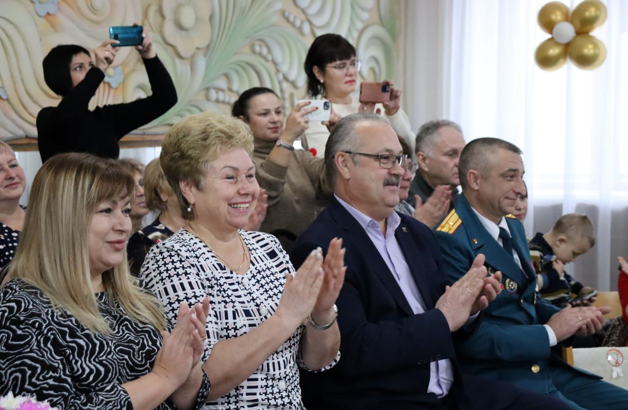 Антрацит с рабочим визитом посетили Сенатор Российской Федерации от Луганской Народной Республики Ольга Бас и представители региона-шефа Ставропольского края.   Вместе с гостями округа и председателем Совета Антрацитовского МО Викторией Сошиной приняли участие в праздновании 50-летнего юбилея «Светлячка».  Воспитанники подготовили яркие номера, демонстрируя свои таланты в танцах, песнях и театральных постановках. Каждое выступление было по-своему уникальным и наполненным искренними эмоциями, что создало атмосферу праздника и радости.  Пообщавшись с педагогическим коллективом, прошлись по всем группам, осмотрели музыкальный и спортивный залы, логопедический и медицинский кабинеты, пищеблок и прачечную. Все эти объекты свидетельствуют о том, что в учреждении созданы комфортные условия для развития и обучения детей.  Мы выразили благодарность всем работникам детского сада «Светлячок» за их преданность делу и заботу о будущих поколениях, которые благодаря им становятся уверенными и счастливыми.