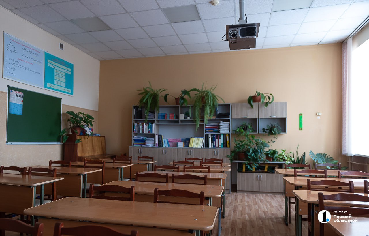 В Челябинской области четыре новые школы примут учеников 1 сентября   В Магнитогорске 1 сентября откроется школа на 1224 места с бассейном. В Челябинске учеников примут школы на 1550 мест в 20 микрорайоне и на 1100 мест в 34 микрорайоне. В Увельском районе заработает школа на 300 мест.   Кроме того, к завершению близится строительство трех детских садов в Челябинске, поселке Западном и Копейске.   Губернатор Челябинской области Алексей Текслер неоднократно подчеркивал важность развития образовательной инфраструктуры в регионе. Южный Урал — лидер в программе «Профессионалитет», профориентацией здесь занимаются со школы. Об этом глава региона рассказал президенту Владимиру Путина во время встречи в Магнитогорске.     / Прислать новость