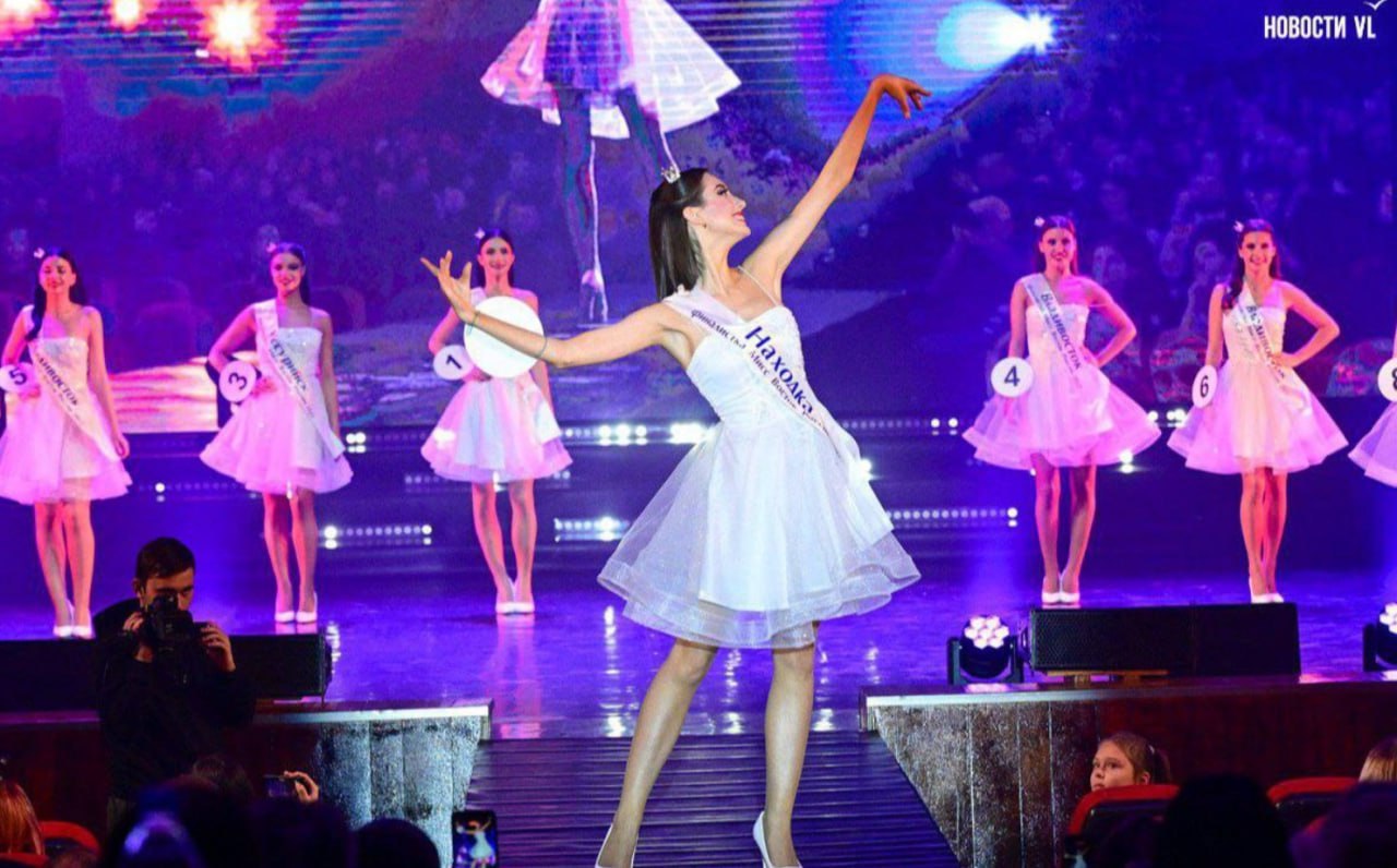 Корифей Хабаров Мисс Восток России едет на всероссийский конкурс Елизавета Морозова из Находки стала обладательницей титула Мисс Восток России 2025 Теперь она представит Дальний Восток на национальном конкурсе Мисс Россия Финал регионального отбора прошёл во Владивостоке За корону боролись 12 девушек из Владивостока Хабаровска Находки Уссурийска и Артёма Победительнице корону вручила прошлогодняя Мисс Восток России Анастасия Тесленко Украшение изготовлено из ювелирной стали с напылением 18 каратного белого золота инкрустировано кубическими цирконами и горным хрусталём с бриллиантовой огранкой Вместе с титулом Лиза получила и денежный приз 500 тысяч рублей Конкурс включал три этапа визитку танцевальный номер и дефиле в купальниках и вечерних платьях Кроме подробнее на канале Корифей Хабаров