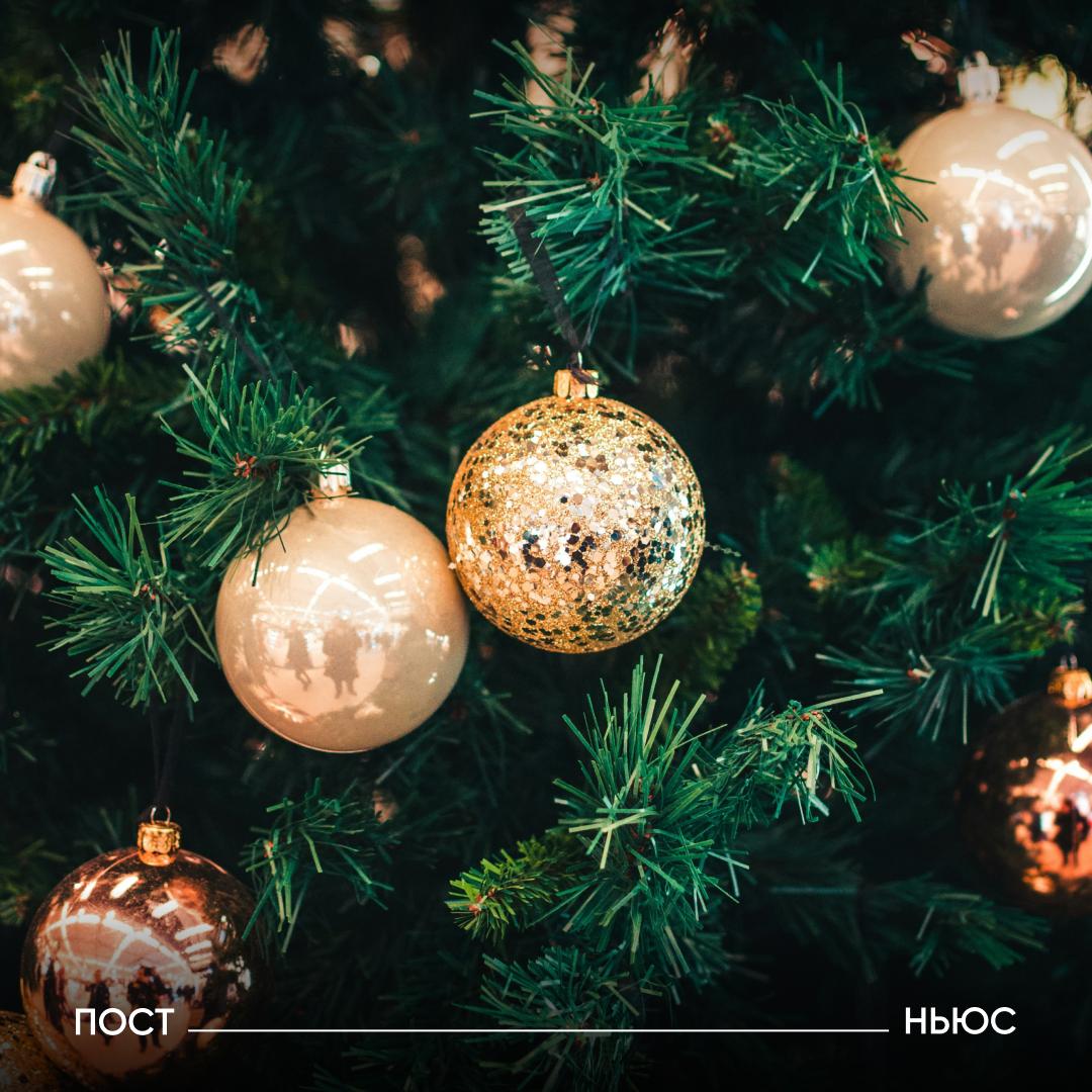 Россияне не покупают новые елочные украшения в этом году продажи игрушек почти не выросли По данным Платформы ОФД в первой половине декабря 2025 года продажи искусственных елок увеличились всего на 4 к прошлому году подарочных корзин и мишуры на 6 гирлянд на 5 пишет Коммерсантъ Эксперты связывают низкий рост с теплой погодой и отсутствием новогоднего настроения у части россиян Вы уже закупились к празднику   да все готово как то тоже нет настроения Подписывайтесь на PostNews в MAX