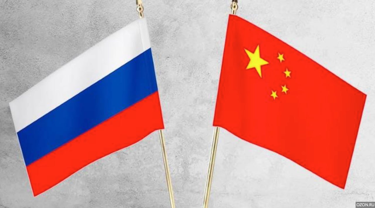 Станет ли Дальний Восток главным выгодополучателем от нового альянса России и Китая Главы правительств России и Китая подписали совместное коммюнике о сотрудничестве практически во всех сферах от освоения космоса и Арктики до торговли транспорта строительства культуры и образования Особый акцент сделан на сельском хозяйстве Планируется Совместные инвестпроекты Поддержка китайских инвестиций в выращивание сои и кукурузы в России Логистика от поля до прилавка Фестивали Сделано в России в Китае Печка от которой будет стартовать сотрудничество Дальний Восток Планы по его развитию включают Строительство второго ж д пути на участке Забайкальск Маньчжурия Создание Забайкальского зернового терминала Совместные научные разработки на о Русский Совместную охрану и освоение острова Большой Уссурийский о Хэйсяцзыдао Новую экспериментально демонстрационную зону российско китайского сотрудничества в сфере сельского хозяйства На последнем пункте хотелось бы отдельно заострить внимание Спрос со стороны Китая на российскую сельхозпродукцию прямо скажем не бьет рекорды Россия для Поднебесной наверное более интересна не как поставщик продовольствия а как поставщик земель Хотелось бы верить что новые соглашения призваны взять под контроль и без того уже высокую активность китайцев на Дальнем Востоке а не просто запустить туда нередко сомнительные аграрные технологии Монокль главное о русском бизнесе и не только Подписаться