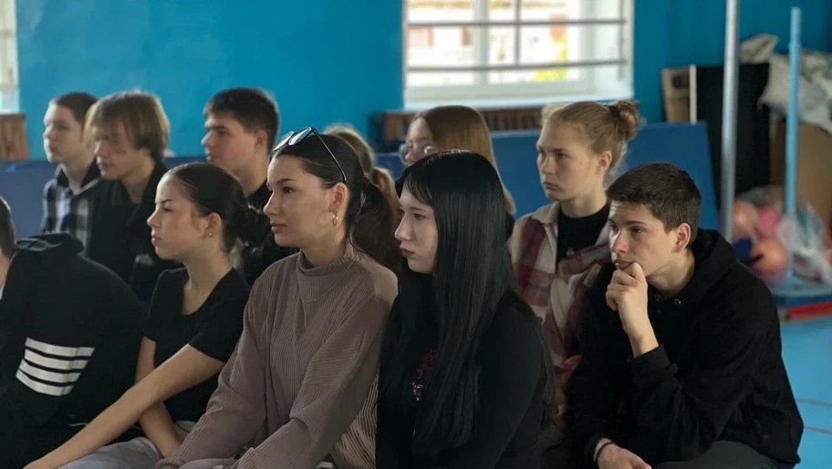 Школьникам в Геническом округе рассказали о роли волонтеров во время СВО Региональный филиал российского общества «Знание» провел лекцию в Стрелковской школе Генического округа. На ней учащимся рассказали о волонтерстве в условиях СВО, сообщили журналистам в пресс-службе филиала. «Лектором выступил заместитель начальника управления содействия реализации проектов и программ всех уровней Центра содействия деятельности Министерства труда и социальной защиты Херсонской области Алексей Ярош. Он рассказал участникам о том, что такое добровольчество и как организованно помочь тем, кто в этом нуждается. Также эксперт затронул вопрос значения социальной ответственности среди подрастающего поколения», — говорится в сообщении. Лекция стала частью патриотического проекта Знание.Герои. На встрече были представлены успешные волонтерские проекты, которые реализуют в России. Читать полностью , VK и ОК и читайте новости на нашем сайте
