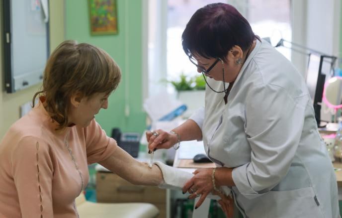 Финансирование лечения по ОМС подняли почти до 25 тыс рублей сообщил министр здравоохранения России Михаил Мурашко Он уточнил что программа госгарантий расширена за счет новых методов профилактики диагностики и лечения заболеваний При этом если пациенту требуется превышающее эту стоимость лечение он получит ее бесплатно без оглядки на усредненные цифры