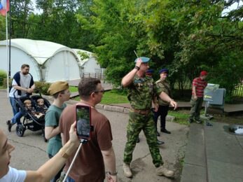 «Парк Победы» подарил гостям праздник  В День ВДВ посетители бесплатной программы семейного отдыха «Парк Победы. Главный патриотический» смогли посетить новые локации, узнать новое о российской армии и попробовать свои силы в военных дисциплинах.  «Данная локация называется «Метание ножей». Каждый разведчик и любой специалист, который проникает в тыл противника, должен владеть навыками и рукопашного боя, и владения ножом. Один из элементов владения ножом, кроме рукопашного боя с ножом, еще и метание ножа. И вот у нас здесь есть…