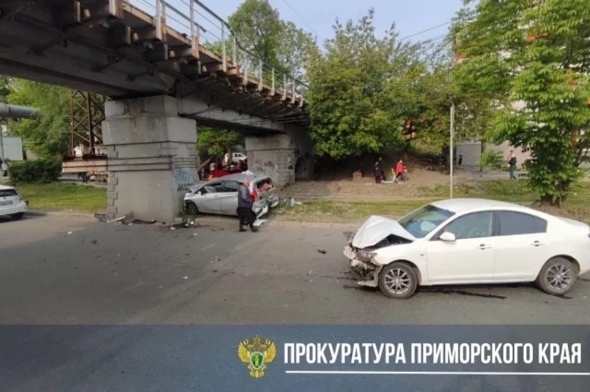 Вечером 1 июня во Владивостоке водитель Mazda Axela, находясь в состоянии опьянения , не выдержал дистанцию и столкнулся с Nissan Note. От удара автомобиль отбросило на опору моста . В результате аварии пострадали четыре человека, среди них — 6-летний мальчик и 12-летняя девочка . Прокуратура поставила на контроль установление всех обстоятельств происшествия и даст оценку законности итогового решения . #Владивосток #ДТП #дети #новости #прокуратура #авария #Mazda #Nissan Подробнее
