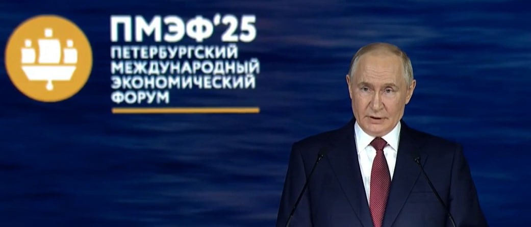 Владимир Путин заявил о росте интереса к внутреннему туризму, отметив, что туристов привлекают старинные храмы и памятники культуры, составляющие важную часть национального наследия. Глава государства сообщил, что к 2030 году планируется восстановить не менее 1 тыс. объектов культурного наследия. По его словам, это будет достигнуто в том числе благодаря созданию новых музеев и гостиниц, что позволит комплексно развивать регионы и улучшать туристическую инфраструктуру. Путин также отметил, что пилотная программа реставрации уже охватила девять регионов. Он предложил объединить программы льготного кредитования, направленные на создание туристической инфраструктуры и сохранение объектов культурного наследия, что, по его мнению, повысит эффективность проектов и обеспечит устойчивое развитие отрасли.
