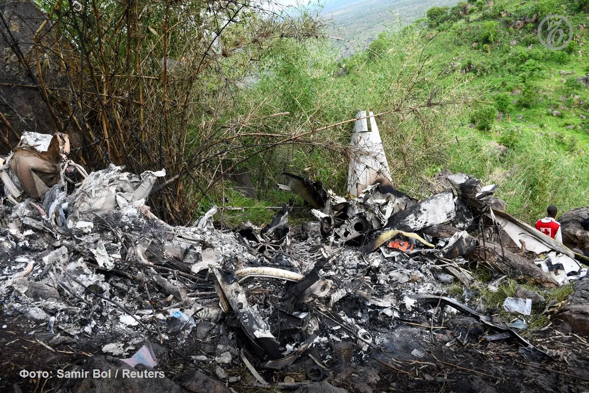 При крушении самолета в Южном Судане погибли 14 человек передает Reuters По предварительным данным самолет потерпел крушение из за плохой видимости На борту находились пилот и 13 пассажиров Среди них двое граждан Кении и 12 граждан Южного Судана kommersant