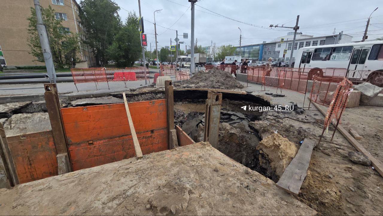 В Кургане сегодня должны были открыть улицу Дзержинского. Спойлер: движение так и не открыли. Рабочие продолжают перекладывать коллектор. — Такие работы создают неудобства для жителей города, но эта мера необходима. Канализационный коллектор крайне важен. Через него идет треть канализационных стоков города. И аварийные ситуации на нем приводят еще к большим проблемам, большим неудобствам, — сказал гендиректор «Водного союза» Владимир Овсянников. После ремонта коллектора «КГК» заменит в этом месте теплотрассу. До какого числа продлится ремонт, пока не сообщается. — С 19 мая мы приступаем к демонтажу сети, чтобы «Водный союз» отремонтировал коллектор. Капитальный ремонт этого участка нам позволит в будущем не производить здесь раскопки, не нарушать асфальтовое покрытие новой дороги, — сказал гендиректор «Курганской генерирующей компании» Александр Прибылев. Глава Кургана Антон Науменко и директор департамента ДРГХ Денис Давыдов общаться с прессой не стали.