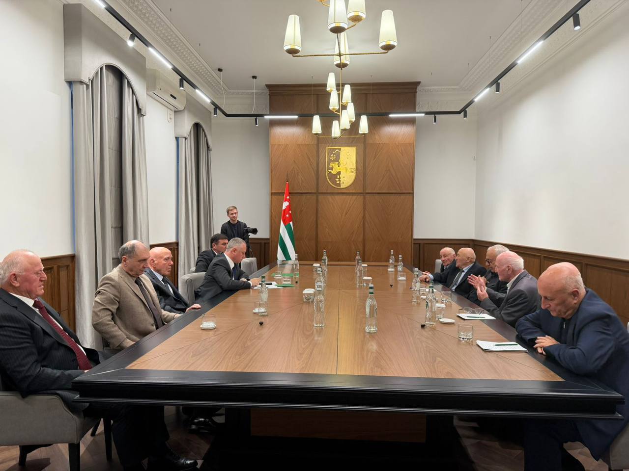 Президент и вице президент встретились с депутатами Парламента первого созыва Накануне Дня Конституции Республики Абхазия президент Бадра Гунба и вице президент Беслан Бигвава встретились с группой депутатов Парламента первого созыва который 26 ноября 1994 года принял Основной закон страны Во встрече участвовали Сократ Джинджолия Олег Дамениа Леонид Лакербая Сергей Шамба Валерий Гурджуа Валерий Кварчия Геннадий Аламиа Давид Пилия и Владимир Зантария Приветствуя бывших парламентариев Бадра Гунба отметил историческую роль первого состава Парламента подчеркнув что именно они вместе с Владиславом Ардзинба закладывали основы государственной системы суверенной Абхазии Глава государства поблагодарил их за работу в тяжелейший послевоенный период и в условиях блокады назвав Конституцию 1994 года фундаментом государственности и документом определившим путь независимого развития страны Депутаты первого созыва вспомнили в каких условиях проходила работа над Основным законом о том какие споры велись и какие решения приходилось принимать в непростое время Олег Дамениа подчеркнул Конституция не решает все вопросы но это один из важнейших фундаментов определяющий развитие государства Валерий Гурджуа выразил мнение что говорить о кардинальных изменениях Конституции не стоит речь может идти лишь о незначительных поправках Валерий Кварчия отметил необходимость обсудить возможное перераспределение полномочий между исполнительной и законодательной ветвями власти Сократ Джинджолия напомнил что именно в Конституции 1994 года впервые на законодательном уровне было закреплено значение и роль местного самоуправления В ходе встречи обсуждались развитие абхазского языка а также другие актуальные вопросы В завершение встречи президент поздравил депутатов первого созыва с Днём Конституции и подчеркнул что их опыт и слова остаются чрезвычайно важными Апсныпресс Instagram Facebook Дзен