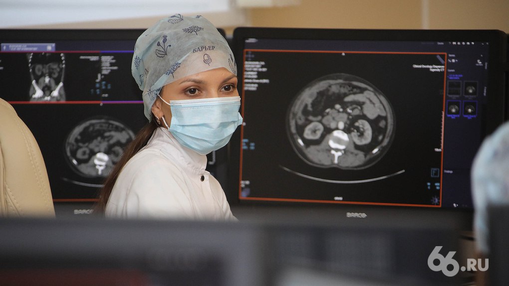 Выживаемость больных раком достигла рекордных значений в Свердловской области Процент пациентов которые остаются в живых спустя пять и более лет после постановки диагноза превысило 69 Если больному удалось преодолеть этот барьер то скорее всего он будет жить дольше Для сравнения в 2023 м выживаемость составляла 57 2 Показатель планомерно повышается с каждым годом благодаря ранней диагностике и лечению заявил главврач регионального онкодиспансера Евгений Киселев Но есть и плохие новости больных раком в регионе становится все больше В среднем по Свердловской области ежегодный прирост случаев рака составляет 17   Новости из Екатеринбурга