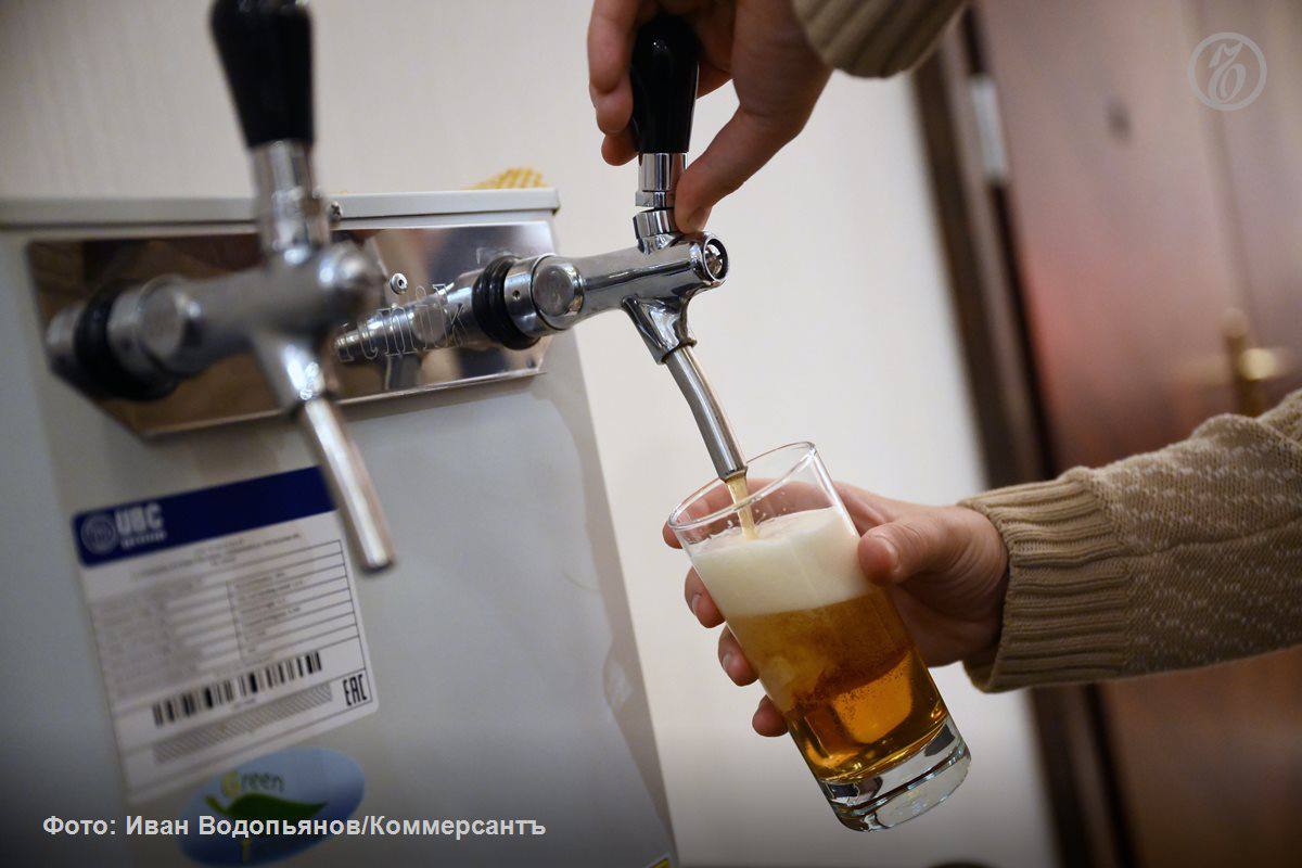 За девять месяцев 2025 года Китай увеличил поставки пива в Россию в полтора раза год к году до 33 4 млн что позволило ему стать крупнейшим поставщиком пива в РФ обойдя Германию Второе место заняла Чехия которая снизила экспорт почти вдвое поставки из Германии упали в шесть раз Импорт пива из Евросоюза в Россию упал до минимального объема за 10 лет в сентябре поставки сократились до 3 тыс тонн Еще летом объемы были в два раза больше В сентябре правительство России повысило пошлины на ввоз пива и сидра из недружественных стран сейчас они составляют порядка 150 руб за литр напитка Подписывайтесь на Ъ Оставляйте бусты