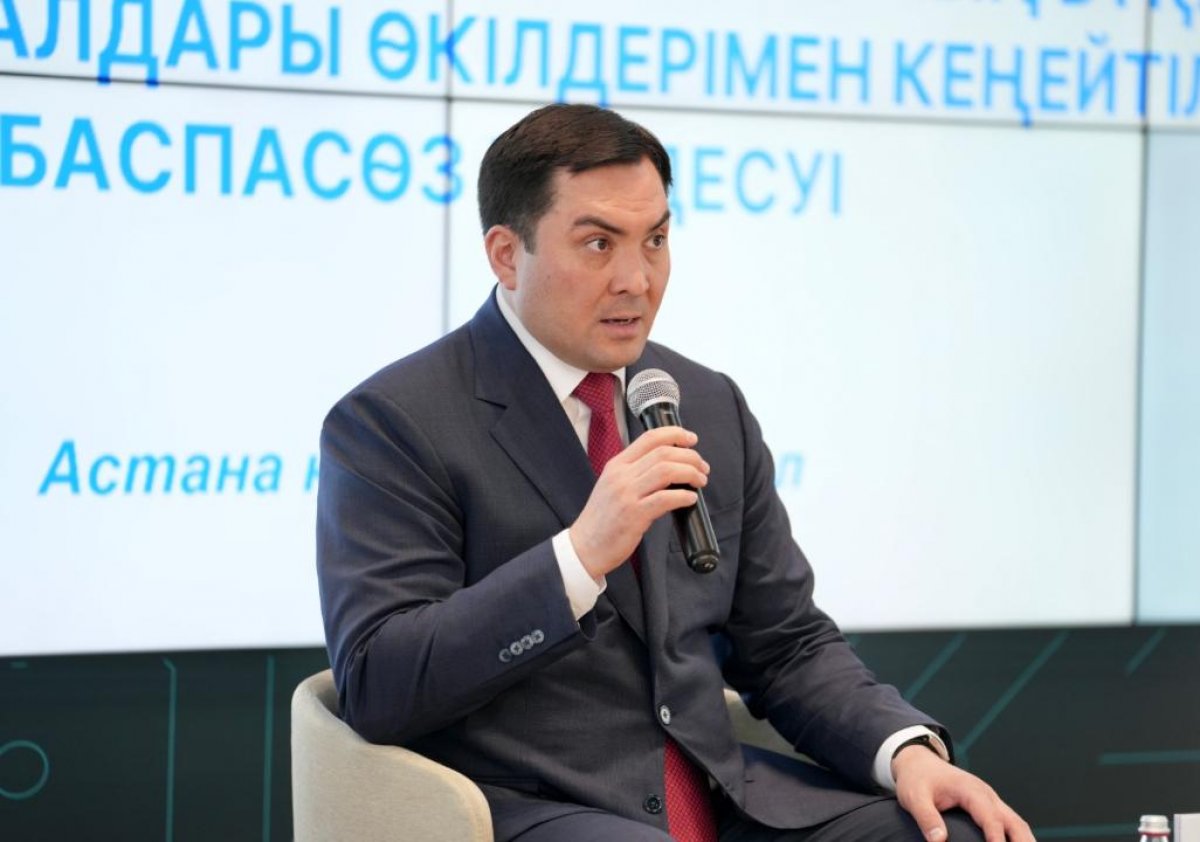 Переработка нефти в Казахстане вырастет почти до 40 млн тонн На площадке Astana HUB министр энергетики Ерлан Аккенженов подвел итоги работы отрасли за 2025 год и обозначил приоритеты на предстоящий период Ключевой акцент масштабная модернизация нефтеперерабатывающих мощностей и переход к новому этапу развития нефтегазового сектора В 2025 году министерство завершило ряд крупных реформ инициированных президентом которые охватили нефтегазовый сектор рынок ГСМ и нефтепереработку Главным событием года стало полное завершение Проекта будущего расширения на месторождении Тенгиз Ввод в эксплуатацию завода третьего поколения обеспечил прирост добычи нефти на 12 млн тонн в год усилив экспортный потенциал страны Министерство также окончательно перешло от ручного регулирования цен на ГСМ к рыночным механизмам что помогло стабилизировать рынок и снизить риски дефицита топлива По словам министра 2025 год стал ключевым для формирования долгосрочной стратегии отрасли В 2025 году утверждены долгосрочные производственные ориентиры развития нефтеперерабатывающей отрасли до 2040 года основанные на увеличении мощностей повышении качества продукции и внедрении научно технологических решений Целевой показатель предусматривает рост переработки нефти с 18 до 39 миллионов тонн в год за счет расширения действующих НПЗ и строительства нового завода мощностью до 10 миллионов тонн отметил Ерлан Ақкенженов Среди уже реализованных проектов завершена модернизация CaspiBitum мощность увеличена до 1 5 млн тонн нефти в год производство битума до 750 тыс тонн продолжается расширение Шымкентского Атырауского и Павлодарского НПЗ а также ведется работа по привлечению инвесторов для строительства нового нефтеперерабатывающего завода Особое внимание уделено экологической модернизации Предприятия переходят на стандарты К5 увеличивается глубина переработки до 94 а интеграция с нефтехимическим производством позволит выпускать продукцию с высокой добавленной стоимостью Министр подчеркнул что эти меры обеспечат энергетическую безопасность страны и создадут условия для устойчивого роста нефтегазовой индустрии на десятилетия вперед   t me chinovnik kz