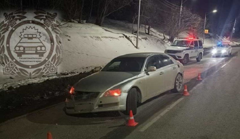 Мужчина пострадал при попытке остановить пьяного водителя в Петропавловске-Камчатском  В краевом центре 32-летний мужчина совершил ДТП, чтобы остановить пьяного водителя. Нарушитель скрылся с места происшествия, но вскоре был задержан сотрудниками Госавтоинспекции, передаёт ИА «Камчатское время». Подробности по ссылке: