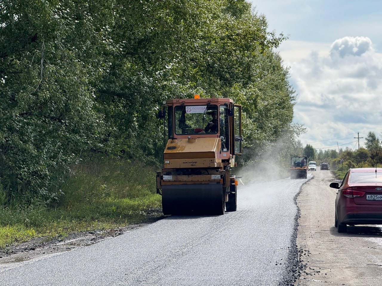 «Нижнюю» дорогу до Бора в городе Назарово начали асфальтировать  Пока работают дорожники, передвигаться приходится по одной полосе. Но эти временные неудобства ничто в сравнении с теми, что испытывали водители в ожидании ремонта.  Напомним, уложат почти 1,5 км нового асфальта. Часть «нижней» дороги капитально отремонтировали в прошлом году. На оставшихся 700 метрах до автомобильного кольца в этом году будет ямочный ремонт.  «Сейчас для того, чтобы уехать из поселков Бор и Строителей в центр города, многие используют проезд объездную дорогу, это увеличивает маршрут на несколько минут. В этом году участок завершат почти до конца. Есть надежда, что в следующем удастся заасфальтировать территорию до кольца и тогда путь будет комфортным и безопасным на протяжении всего маршрута»,  - отметил депутат городского Совета, житель поселка Бор Виктор Вагнер.   Добавим, работы по капитальному ремонту дорог ведутся и на других участках города. Так, на улице Чулымская снято старое покрытие, оборудованы водоотводные колодцы. На этом участке всегда после дождей образовывалась лужа, воде некуда было уходить. Также подрядная организация завершила оборудование тротуара по улице Школьная. В этом же месте увеличивают проезжую часть для комфортного передвижения по двум полосам.