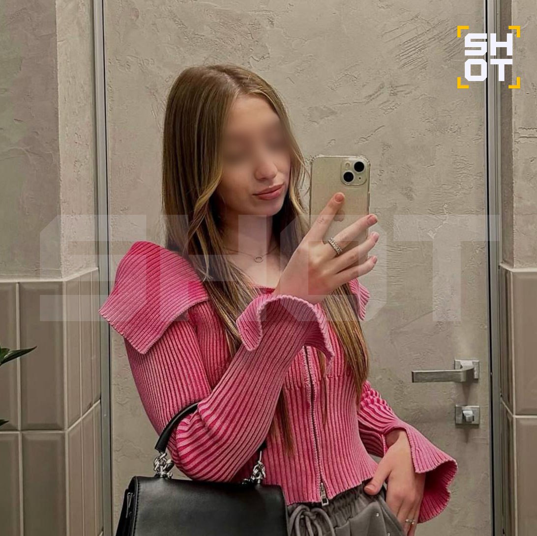 Жительница Питера трижды за одну поездку стала жертвой овербукинга. Результаты суперудачного путешествия такие: минус девичник подруги и минус 20 тысяч рублей Как рассказала SHOT Алина, неудачливый трип случился с ней в конце прошлого месяца. Итак, считаем: первый овербукинг произошёл, когда Алина полетела авиакомпанией S7 из Питера в Новосибирск на свадьбу к подруге. Прошла регистрацию и спокойно ждала посадку. Но оказалось, что зарегистрированных людей на рейс больше, чем мест в самолёте, и система автоматически выбрала 3 человек, которые не полетят, — Алина оказалась в числе «счастливчиков». Второй рейс перенесли на следующий день на 13:50. Но и там мест не оказалось. Удалось улететь лишь к вечеру в 21:45. В виде утешительной компенсации вручили подарочную карту на 5000₽. В результате девушка прилетела в Новосибирск в день свадьбы и уставшая сразу с самолёта поехала на торжество, а на девичник совсем не попала. Но это ещё не конец. На обратном рейсе из Новосибирска ситуация повторилась — третий овербукинг. Ждать следующего рейса у Алины возможности уже не было. Девушка доплатила 20 000₽ за категорию бизнес-класса — других вариантов не было.