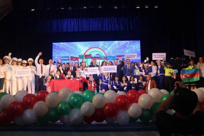 ‍  В Худжанде прошла церемония открытия международного конкурса "Юные инспекторы движения" СНГ, сообщает МВД Таджикистана.  Он проходит в рамках III Межгосударственного слета Содружества и продлится по 20 июля.  Мероприятие направлено на правовое воспитание подростков и обучение их правилам дорожного движения.