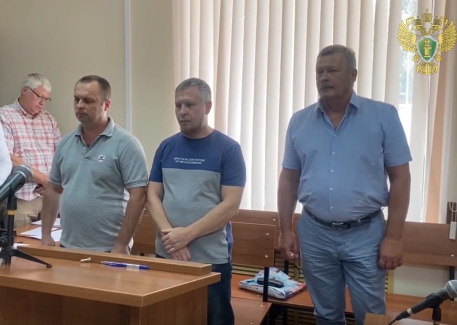 В Нижнем огласили приговор сотрудникам АО «Теплоэнерго», по вине которых три года назад погиб 45-летний велосипедист. Мужчина не заметил яму с кипятком, образовавшуюся из-за прорыва трубы, и свалился в нее. Дело дошло до суда только в этом году. На скамье подсудимых оказались мастер сормовского участка теплосетей Вячеслав Балашов, технический директор «Теплоэнерго» Сергей Прокофьев и главный инженер Сергей Круглов. Работников «Теплоэнерго» признали виновными и назначили наказание в виде принудительных работ на полтора года. 10% зарплаты при этом будет удерживаться в пользу государства. Также обвиняемым на два года запретили заниматься работой, связанной с теплосетями. Подпишись Предложи новость