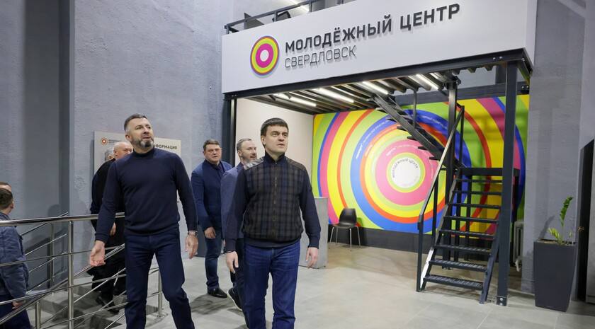 Появление Молодежного центра в Свердловске дало стимул развитию молодежной политики в округе. Об этом в интервью ЛуганскИнформЦентру заявил губернатор Красноярского края Михаил Котюков. Красноярский край на протяжении трех лет является регионом-шефом Свердловского округа. В рамках соглашения о сотрудничестве и с применением лучших сибирских практик на подшефной территории был создан Молодежный центр. «Гордимся этим объектом, ведь раньше учреждений такого плана в Свердловске не было. С его появлением молодежная политика получила стимул развития», — сказал Котюков. #молодежь