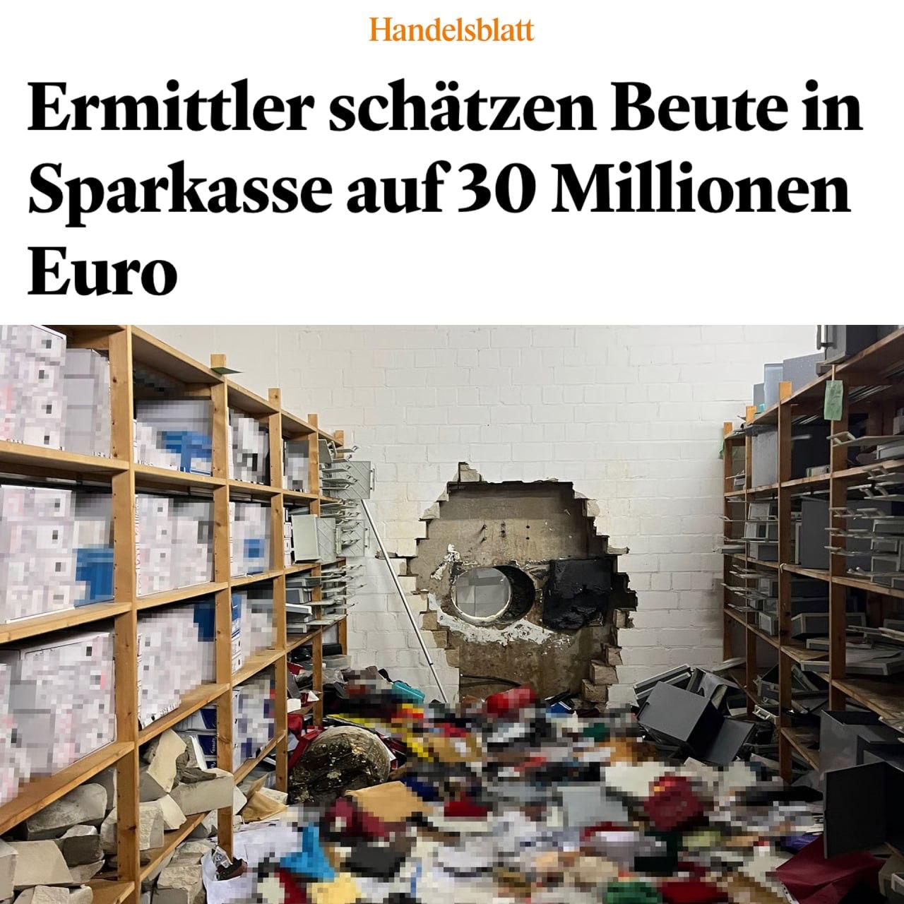 Пробили стену и украли 30 млн одно из крупнейших ограблений совершили воры в Германии История уж больно подозрительно напоминает ситуацию с ограблением Лувра Злоумышленники вот так запросто проломили дыру в стене хранилища подобравшись со стороны парковки Они обнесли три тысячи ячеек и скрылись грабителей до сих пор не поймали пишет Handelsblatt Более того при ограблении их никто не задержал Из за кражи пострадали больше 2 5 тысячи клиентов кредитной организации Перед отделением в Гельзенкирхене уже два дня подряд собираются сотни людей которые переживают за состояние своих вкладов А ведь на Западе так гордятся передовыми системами безопасности   Подпишитесь на Абзац TG VK Дзен MAX Rutube