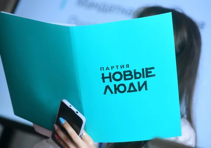 Партия Новые люди 13 ноября собрала в Госдуме и отметила партийными наградами блогеров самых разных профилей Премия Этичный блог по задумке ее организаторов призвана выделить достойных с этической же точки зрения представителей профессии и сформировать из них не менее достойное блогерское сообщество Самим новолюдям блогеры уже помогают с обкаткой инициатив и они же как надеются партийцы могут стать для них кадровым резервом Партийными наградами отметили свыше 70 блогеров самых разных тематик В частности многодетную мать Дарью Стабецкую 1 2 млн подписчиков наградили за Активность и милосердие модель Алану Мамаеву 584 тыс За fashion экспансию А врачи Лидия Федосеева 977 тыс и Луиза Автандилян 1 5 млн получили премии За просветительство в сфере женского здоровья и За любовь к профессии соответственно yozh media