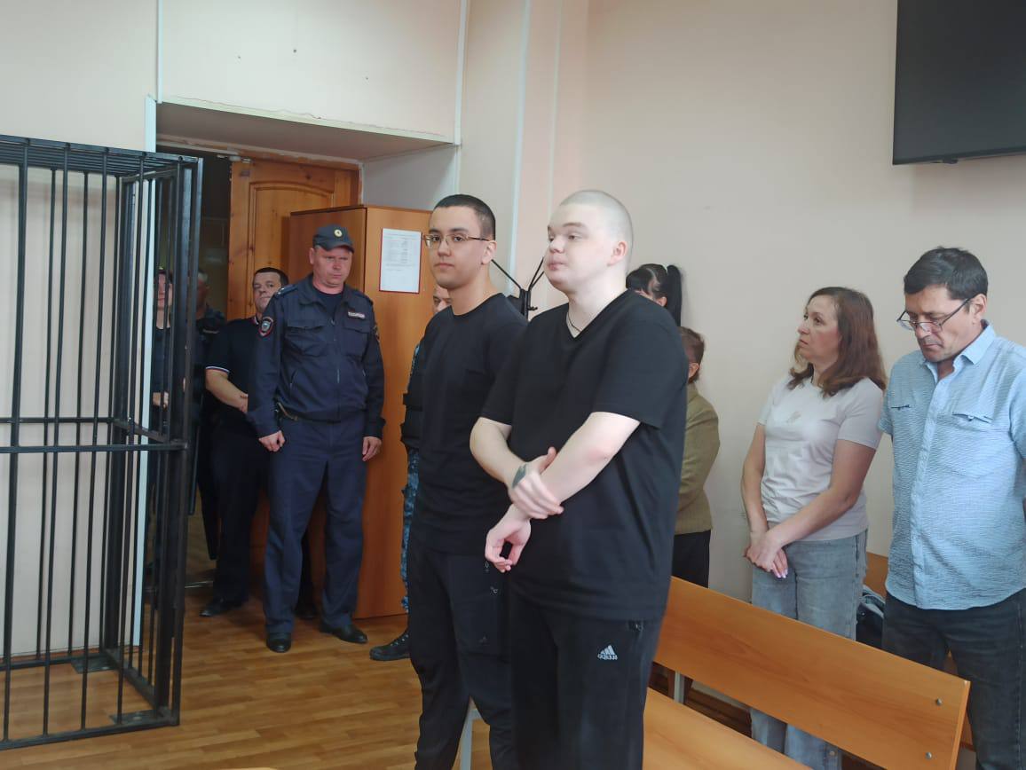 4 года тюрьмы получили поджигатели квартиры бабушки-волонтёра из Нижнего Тагила  Несмотря на оправдание присяжных в покушении на убийство, поджигатели квартиры тагильской пенсионерки всё-таки отправятся в колонию. Суд признал парней виновными в умышленном уничтожении чужого имущества и приговорил к 4 годам лишения свободы, рассказали в прокуратуре Свердловской области.  Осенью прошлого года Илья и Савелий подожгли квартиру тагильчанки, облив входные двери бензином. 78-летняя хозяйка проснулась от громких хлопков и треска. Она бросилась к выходу, но почувствовала обжигающий жар. Попыталась спастись через окно, но там стояли решетки. Женщину в итоге спасли пожарные.  В пылающем жилище пенсионерка надышалась угарным газом и получила ожоги, сгорели мебель и вещи, погибла любимая кошка. Историю активно обсуждали в соцсетях, так как бабушка плела сети для участников СВО.  Выяснилось, что поджог не был связан с деятельностью пенсионеркой. Молодые люди поссорились с её внуком и решили ему отомстить. На парней возбудили уголовные дела по ч. 3 ст. 30, ч. 2 ст. 105 УК РФ  покушение на убийство  и ч. 2 ст. 167 УК РФ  умышленное уничтожение или порча имущества . В мае материалы поступили в суд.  Поджигатели могли лишиться свободы на 15 лет. Но суд присяжных их частично оправдал, сняв обвинения в покушении на убийство. По второй статье Ленинский районный суд признал молодых людей виновными и приговорил каждого к 4 годам колонии общего режима. Все стороны процесса еще могут обжаловать вердикт.  Фото: прокуратура Свердловской области