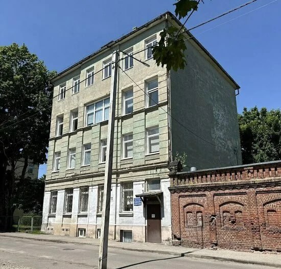 В новом медцентре Советска появится полноценное родильное отделение Его обещают оснастить современным оборудованием и привести в соответствие всем требованиям для таких учреждений В бюджете области уже заложены средства на уточнение проекта и строительство на 2026 год и последующие два года В будущем в советском родильном отделении планируют принимать женщин не только из города но и из соседних округов Сейчас в Советске активно обсуждают возможную реорганизацию местного роддома В первом полугодии 2025 го здесь приняли только 74 ребёнка примерно в три раза меньше необходимого уровня Поэтому беременным часто предлагают рожать в Перинатальном центре Калининграда В Минздраве подчёркивают направление делаетcя с учётом всех рисков и наличия нужных специалистов и оборудования Ранее власти сообщали что строительство межрайонного медико диагностического центра в Советске начнётся в 2025 году Он будет обслуживать жителей Советского Славского Неманского и Краснознаменского округов Фото телеграм канал Сохранить роддом Советска