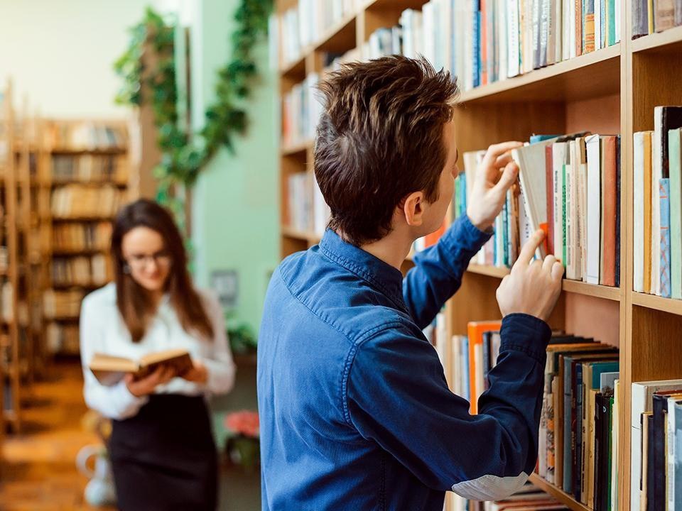 Стоимость на обучение могут прекратить занижать Минобрнауки вынесло на обсуждение проект который запрещает занижать стоимость платного обучения Нижний порог хотят привязать к полной себестоимости подготовки студента она должна соответствовать бюджетным нормативам Идея пресекает практику когда вузы ставят цену ниже реальных затрат и в итоге экономят на преподавателях и качестве Первый зампред комитета Госдумы по науке Горячева подчеркивает речь не об ограничении конкуренции а о честных правилах рынка Ключевое требование прозрачная методика расчета с учетом регионов и направлений