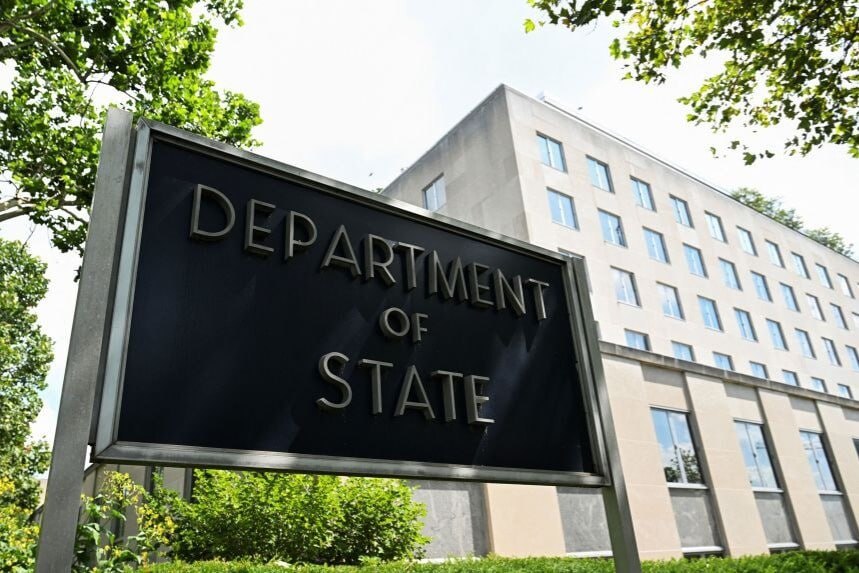 Госдепартамент США ввел санкции против трех палестинских организаций Госдепартамент США ввёл санкции в отношении трёх палестинских неправительственных организаций ссылаясь на их причастность к арестам задержаниям и расследованиям израильских граждан Международным уголовным судом МУС без согласия еврейского государства Заявление об этом распространил госсекретарь США Марко Рубио Сегодня я ввожу санкции в отношении трех иностранных НПО Аль Хак Аль Мезан и Палестинского центра по правам человека в соответствии с указом президента 14203 Санкции против Международного уголовного суда Эти организации принимали непосредственное участие в усилиях Международного уголовного суда МУС по расследованию аресту установлению личности или привлечению к уголовной ответственности граждан Израиля без согласия Израиля отметил госсекретарь США По словам Рубио нынешняя администрация ясно дала понять что Соединённые Штаты и Израиль не являются участниками Римского статута и следовательно не подпадают под юрисдикцию МУС Мы выступаем против политизированной повестки дня МУС его чрезмерного вмешательства и пренебрежения суверенитетом США и наших союзников Продолжающиеся действия МУС создают опасный прецедент для всех стран и мы будем решительно выступать против действий которые угрожают нашим национальным интересам и нарушают суверенитет Соединенных Штатов и наших союзников включая Израиль заявил он МУС выдал ордера на арест премьер министра Израиля Биньямина Нетаньяху и бывшего министра обороны Йоава Галанта обвиняя их в предполагаемых военных преступлениях в секторе Газа После этого Соединенные Штаты ввели санкции в отношении главного прокурора МУС Карима Хана и четырех судей Госдепартамент США ввел санкции в отношении двух судей и двух прокуроров МУС МУС осудил санкции США назвав их посягательством на его независимость и беспристрастность