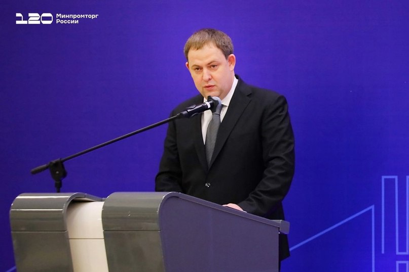 Министерство промышленности и торговли РФ VK В Иркутске прошла выездная стажировка Минпромторга России «Федеральная практика» В число участников вошли представители органов власти, институтов развития и бизнеса из более чем 30 регионов России. На пленарной сессии участники обсудили приоритеты развития промышленного производства регионов Сибири и Дальнего Востока в рамках национальных проектов технологического лидерства. «Задачи масштабные, и решать их необходимо совместно с регионами. Для этого будем подключать меры государственной поддержки, реализуемые Минпромторгом России и субъектами, привлекать региональный бизнес к участию в нацпроектах», – отметил замглавы Минпромторга России Иван Куликов. Кроме того, Иван Куликов: принял участие в церемонии награждения победителей регионального этапа конкурса «100 лучших товаров России» в трёх номинациях из шести: «Продукция производственно-технического назначения», «Промышленные товары для населения», «Услуги производственно-технического...