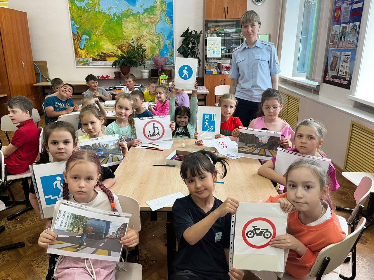 В пришкольном лагере МОАУ СОШ № 2 города Шимановск сотрудники Госавтоинспекции провели для ребят мероприятие «Дорожная азбука». В игровой форме дети изучили дорожные знаки и узнали как избежать опасных ситуаций на дороге. Особое внимание было уделено правилам перехода через дорогу и использованию средств индивидуальной мобильности. Также ребята приняли участие в викторине на знание ПДД, где ответили на вопросы и решили ситуационные задачи. Мероприятие способствовало закреплению знаний о Правилах дорожного движения и напомнило детям о важности их соблюдения. Такие занятия особенно актуальны во время летних каникул, когда дети больше времени проводят на улице. #Безопасное_лето!