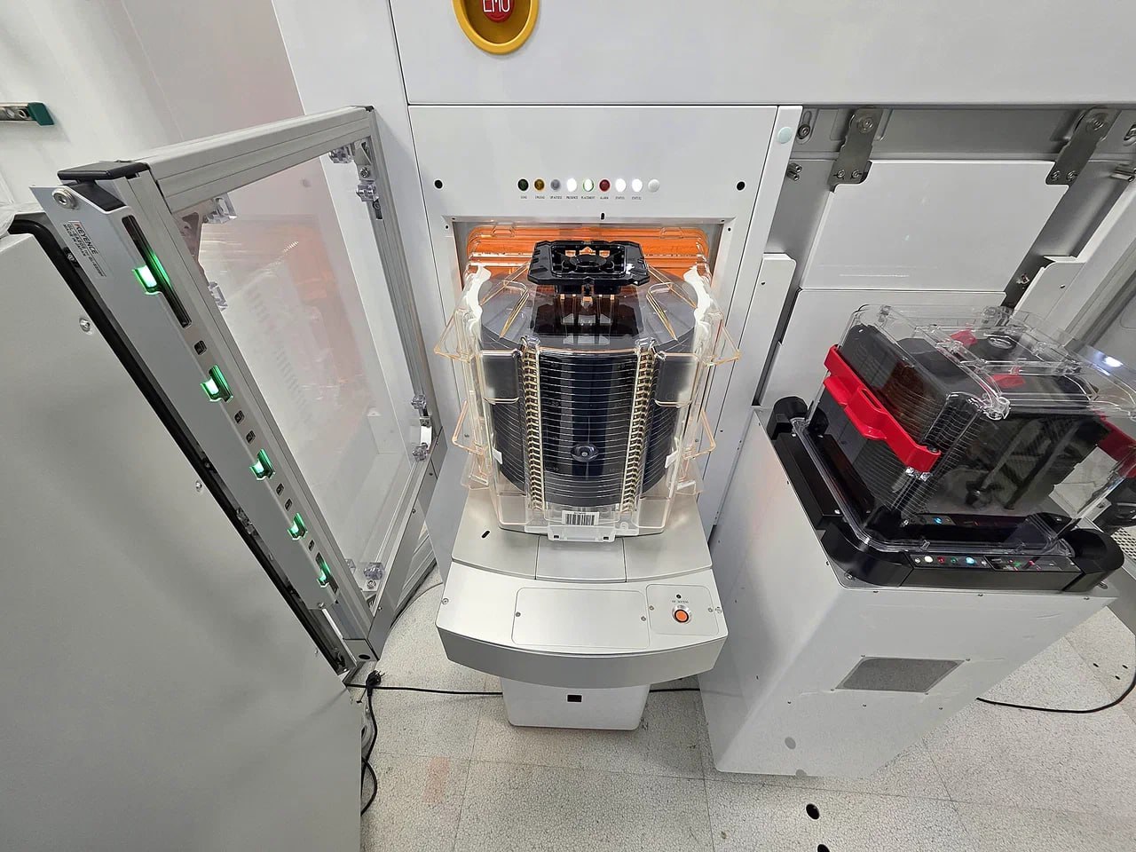 Следующая остановка 65 й нанометр Российская электронная промышленность сделала важный шаг к освоению выпуска микросхем по топологическим нормам 65 нм на кремниевых пластинах диаметром 300 мм с возможностью использования пластин диаметром 200 мм Разработаны и произведены установки плазмохимического осаждения ПХО и плазмохимического травления ПХТ Это значимые звенья в технологической цепочке производства интегральных схем на которые приходится значительная его часть И что крайне важно 65 нм это не предел возможно уменьшение топологических норм до уровня 28 нм и ниже за счет дополнительных настроек и модернизации оборудования Проект реализован совместными усилиями Научно исследовательского института молекулярной электроники ННИМЭ и Научно исследовательского института точного машиностроения НИИТМ Оба института входят в группу компаний Элемент которая объединяет более 30 предприятий отрасли в том числе в ее состав входит завод Микрон крупнейший российский производитель микроэлектронной продукции ГК была создана в 2019 году на базе активов АФК Система и госкорпорации Ростех для консолидации отрасли микроэлектроники с целью создания отечественной электронной продукции Монокль главное о русском бизнесе и не только Подписаться