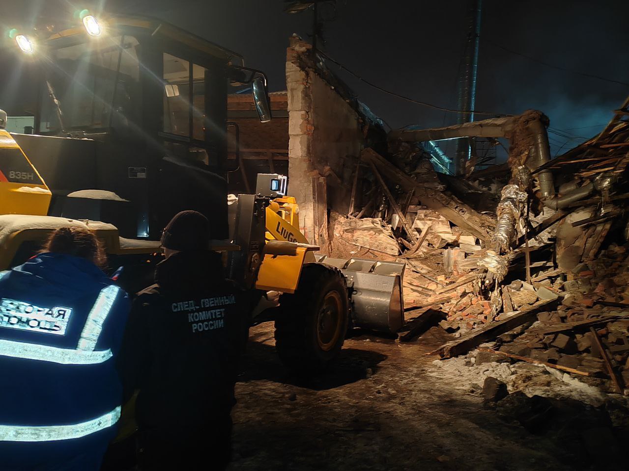 СКР возбудил уголовное дело по ч 2 ст 143 УК РФ нарушение требований охраны труда повлекшее по неосторожности смерть человека после взрыва в котельной в Нижнем Тагиле где погиб один человек По одной из отрабатываемых версий возможной причиной случившегося могла стать аварийная работа оборудования котельной Начальник пресс службы ГУ МВД по Свердловской области Валерий Горелых уточнил что сотрудники полиции установили личность погибшего Им оказался местный кочегар Сергей Таланцев Для его напарника чудом оставшегося в живых отныне 8 января 2026 года теперь очевидно станет вторым днем рождения Когда неожиданно из трубы резко пошел пар он вышел на улицу чтобы доложить по телефону сложившуюся критическую обстановку своему руководству В момент звонка и рвануло рассказал Валерий Горелых На процесс отопления квартир граждан инцидент не отразился Поврежденная котельная обогревала только складские помещения kommersantural