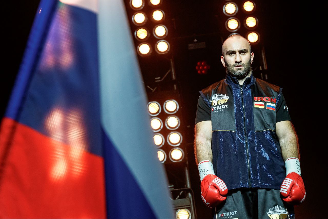 Следующий бой Гассиева пройдет 12 декабря в Дубае Его соперник чемпион мира по версии WBA Кубрат Пулев Мурат Гассиев проведет бой против регулярного чемпиона мира по версии WBA в тяжелом весе Кубрата Пулева Поединок пройдет 12 декабря в Дубае в рамках вечера бокса IBA Pro13 Об этом сообщает Mma metaratings На сегодняшний день на счету Мурата 32 победы 2 поражения и 1 бой признан несостоявшимся Последний раз осетинский боксер выходил на ринг в Майами в августе 2025 года против Джереми Милтона и одержал победу техническим нокаутом в 6 м раунде Пулев провел последний бой в декабре 2024 года победив Мануэля Чарра единогласным решением судей На его счету 32 победы и три поражения