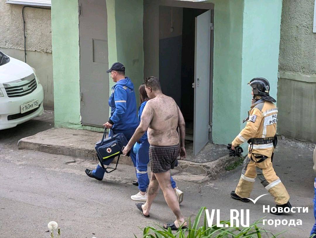 Пожар в доме на Новоивановской во Владивостоке В доме на Новоивановской, 19 на шестом этаже случился пожар В дворе стояли две пожарные машины, а ещё четыре — на подъезде. Также приехала скорая помощь, но из-за спецтехники ей было трудно подъехать к дому. Один человек пострадал — он весь в копоти, но сам пошёл к врачам и, скорее всего, не получил серьёзных травм. Источник: Newsvlru