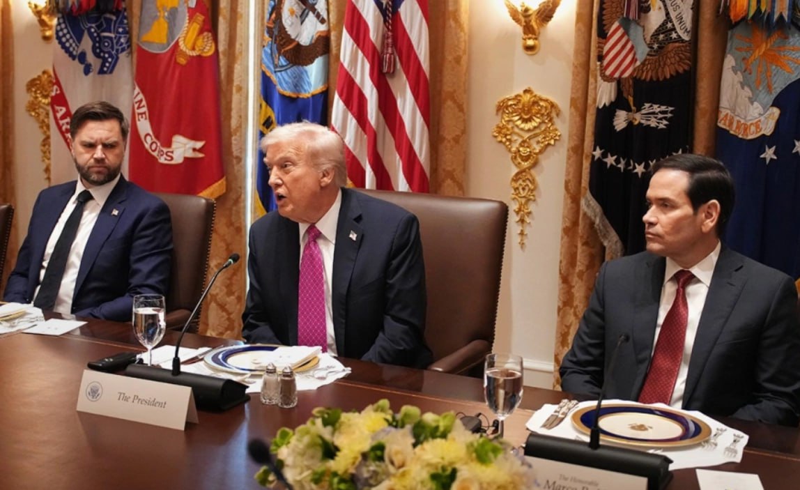 Марко Рубио и Джей Ди Вэнс могут стать потенциальными преемниками Дональда Трампа американский президент советуется со своим окружением насчет преемника пишет Axios По их словам разговоры об этом стали чаще Все пять собеседников поделившихся содержанием бесед с Трампом предупредили что частая похвала президентом Рубио не связана с охлаждением Трампа к Вэнсу Мечта президента на 2028 год это тандем Вэнс Рубио и чтобы было ясно Вэнс во главе Но был бы Трамп доволен тандемом Рубио Вэнс Безусловно сказал советник президента у которого Трамп недавно спрашивал мнение о будущем лидере Республиканской партии Как пишет портал у Вэнса есть политические советники которые составят костяк его президентской кампании если он будет баллотироваться на пост президента в 2028 году Однако у Рубио такой инфраструктуры нет но он говорил что поддержит кандидатуру Вэнса Если Джей Ди Вэнс будет баллотироваться в президенты он станет нашим кандидатом и я буду одним из первых кто его поддержит сказал Рубио в интервью в 2025 году Фото Andrew Harnik Getty Images РБК в Telegram и MAX