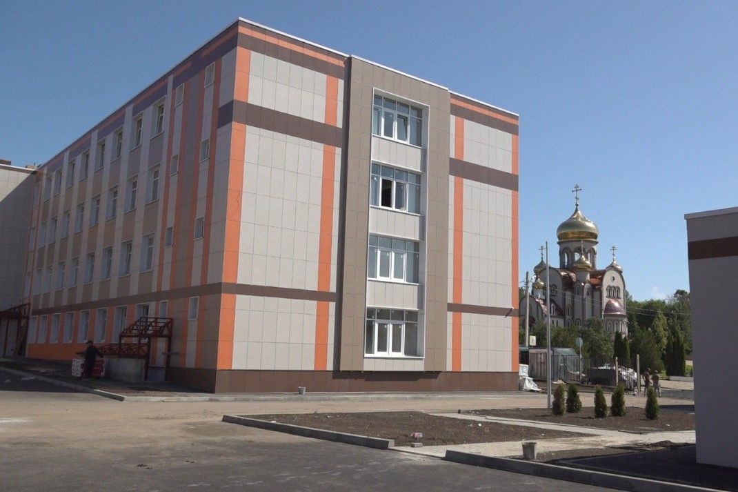Реконструкция Мариинской гимназии в Белокалитвинском районе выходит на финишную прямую, сообщает администрация региона. Строительная готовность объекта составляет 75%.  Завершили общестроительные работы и прокладка внешних инженерных сетей. В настоящее время ведётся монтаж внутренних коммуникаций, фасадные и отделочные работы. Планируется строительство учебного, административно-спального корпусов, спортивного комплекса, а также корпуса с актовым залом, библиотекой и столовой.  На обновление основного здания и строительство новых корпусов выделено 1,2 миллиарда рублей из областного бюджета. После завершения работ число воспитанниц увеличится до 250 человек.   Завершить реконструкцию планируется до конца 2025 года.     Напомним, Мариинская гимназия — образовательное учреждение, возрождающее традиции женского казачьего образования с 5 по 11 классы.   Фото: администрация Ростовской области    Подписаться    Прислать новость