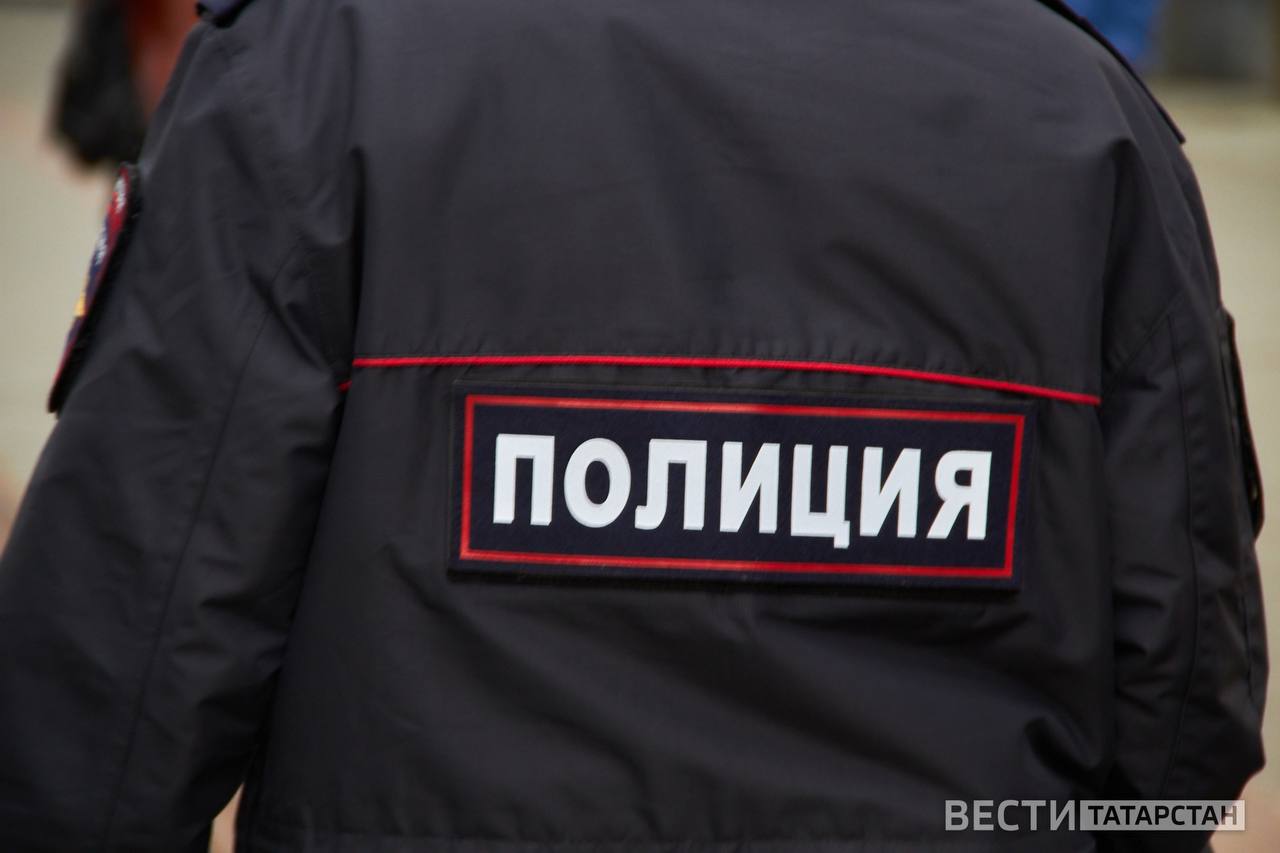 В Казани эвакуируют жителей многоэтажки из-за обнаруженной гранаты В Казани проводится эвакуация жителей высотного дома на проспекте Победы. Об этом сообщаетKazanfirst. По предварительной информации, причиной эвакуации стала боевая граната Ф1, которую одна из жительниц дома обнаружила у себя под кроватью. Сообщается, что примерно полгода назад сын этой женщины погиб в зоне проведения специальной военной операции. В настоящее время на месте происшествия работают сотрудники правоохранительных органов и саперы. Подписаться Сообщить новость