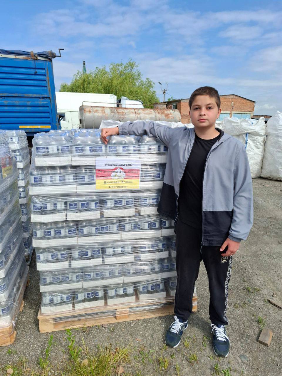 Школьник из Алагира Аслан Дзалаев помогает добровольцам - водителям КАМАЗов из Северной Осетии комплектовать бутылки с питьевой водой для наших бойцов, находящихся в зоне специальной военной операции «О том, что в соседнем районе из скважины набирают питьевую воду для отправки на фронт, 15-летний мальчишка узнал от отца в начале 2024 года, и с тех с пор регулярно участвует в комплектовании гуманитарного груза. Горжусь Асланом и всеми нашими младшими! У нас замечательная молодёжь, воспитанная, добрая, с чёткой гражданской позицией!»,- сообщил в своем ТГ-канале Глава республики Сергей Меняйло.