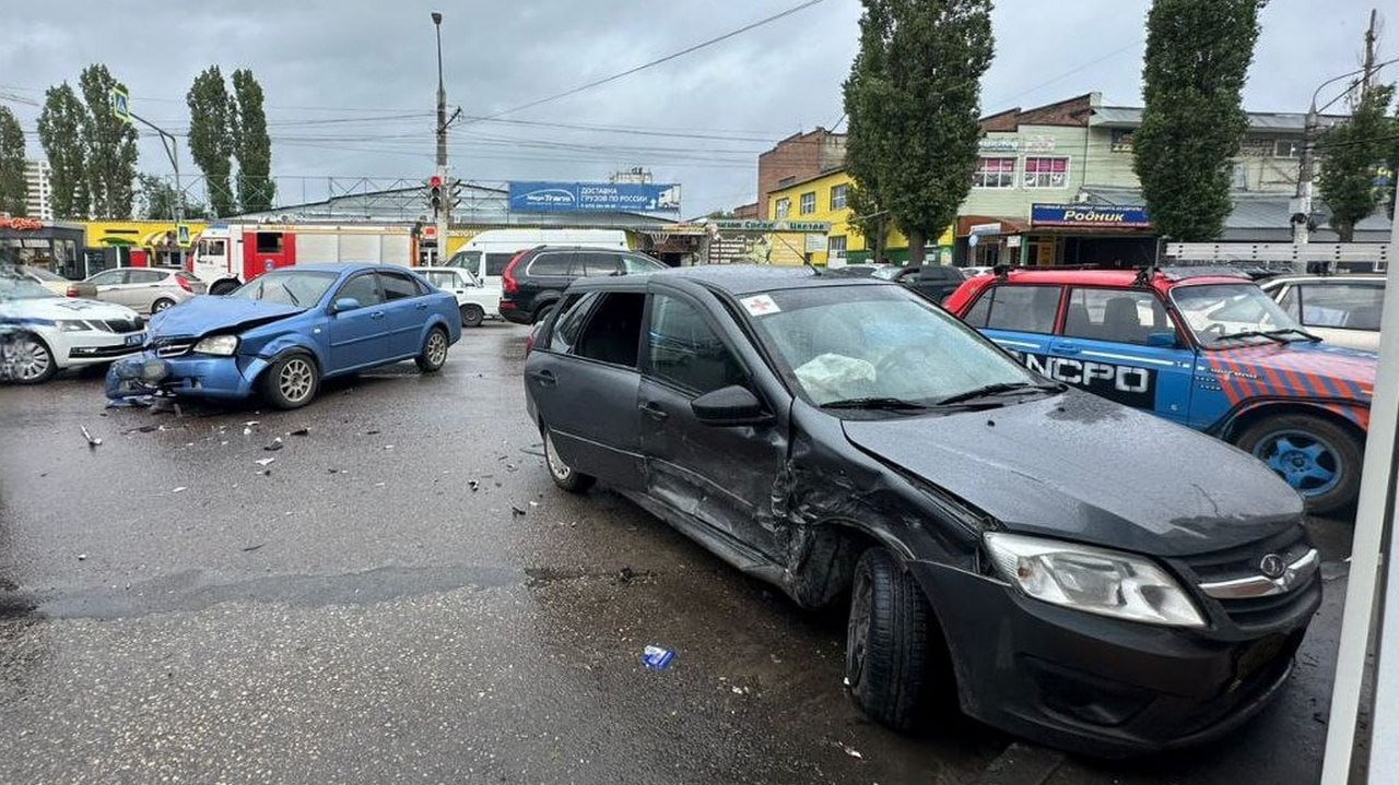 Четыре человека пострадали в ДТП на улице Новосибирской Авария произошла вчера у дома №23/2. 63-летний водитель «Лады Гранты» нарушил очерёдность проезда при повороте на улицу Танеева и врезался в Chevrolet Lacetti под управлением 21-летней автомобилистки. Оба водителя, а также 25-летняя пассажирка «Лады» и 76-летняя пассажирка Chevrolet получили травмы. Большой воронежский. Подписаться