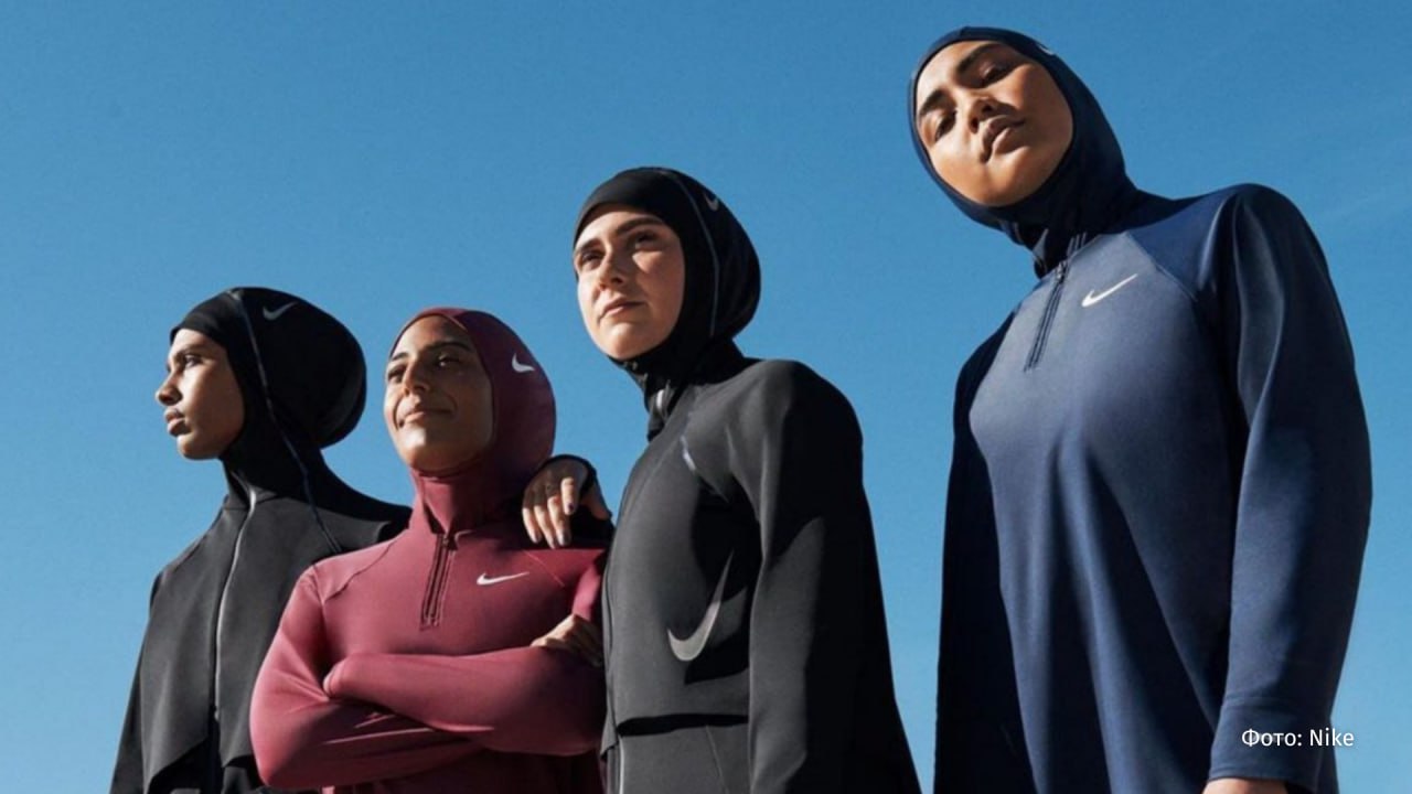 Дискриминацию белых в компании Nike расследует Комиссия США по соблюдению равноправия при трудоустройстве Об этом сообщает The New York Times Иск о дискриминации был подан в 2024 году Сейчас Nike оспаривает выданную в сентябре повестку в суд Это первый случай когда комиссия расследует подобные обвинения в отношении крупной компании По мнению комиссии Nike могла неподобающе обращаться с белокожими сотрудниками из за цвета кожи  В 2021 году Nike представила пятилетний план по повышению разнообразия персонала и достижению 35 представленности расовых меньшинств Nike также открыто высказывалась по политическим вопросам например осудила указ Трампа о запрете на въезд для граждан некоторых мусульманских стран IZ RU в Telegram в MAX