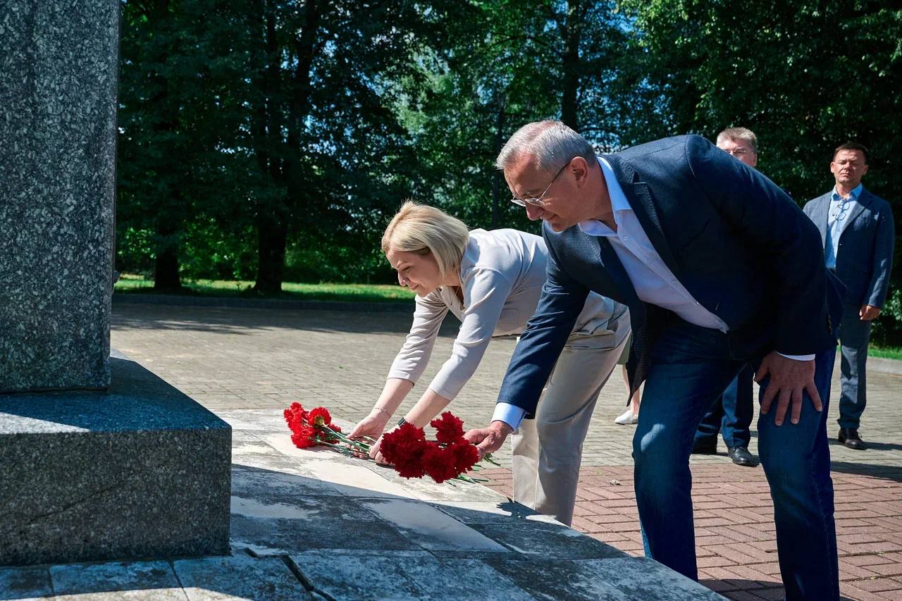 В ходе рабочего визита в Калужскую область встретилась с Губернатором Владиславом Шапшой Обсудили реконструкцию здания Дома народного творчества и кино «Центральный» – одного из старейших кинотеатров страны. В нем планируется создание концертного зала, малого кинозала, многофункционального зала-трансформера, театральной студии, гончарной мастерской, выставочного пространства и студии звукозаписи. Также обсудили проект строительства Центра культурного развития в городе Балабаново Боровского района. Ещё одной темой разговора стало развитие Всероссийского фестиваля «Старейшие театры России в Калуге», идейным вдохновителем которого был народный артист СССР Юрий Соломин. С 2002 года на смотре показывают спектакли, сохраняющие лучшие традиции русского психологического театра. К участию в нем приглашаются театры из регионов России, перешагнувшие столетний рубеж. Почетным гостем фестиваля становится один из ведущих столичных коллективов. Кроме того, в рамках рабочей поездки посетили Тарутинский мемориал, посвященный Отечественной войне 1812 года и Великой Отечественной войне, а также Военно-исторический музей «Тарутино». Обсудили с главой региона строительство нового музейного комплекса «Тарутино» вблизи исторически значимого места, где проходило Тарутинское сражение 1812 года.
