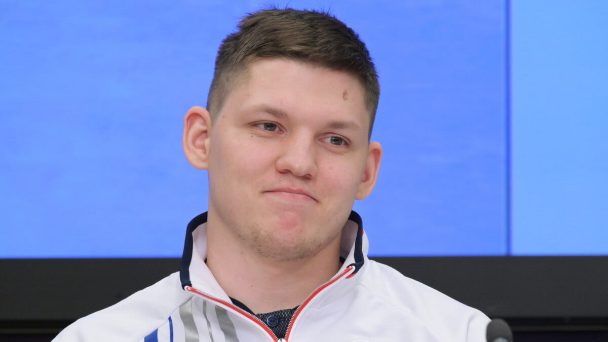 Трехкратный чемпион мира по санному спорту Роман Репилов заявил Матч ТВ, что не удивлен решению Международной федерации санного спорта о недопуске российских спортсменов до квалификационных турниров к Олимпийским играм 2026 года  «Как обычно, ничего нового. Мы готовились к худшему, но надеялись на лучшее».    Ожидали, что так будет?  «Конечно. А какие предпосылки [на другой исход]? Нам в любом случае не докладывали, что все будет хорошо, нас допустят, все будут счастливы. Мы как тренировались, как работали, так и работаем, готовимся к сезону. Нам, честно говоря, без разницы, где выступать. Плохо, конечно, что не допустили. Если бы допустили, вот это была бы новость для нас. А тут нас не допустили, мы уже, как будто, чуть‑чуть привыкли к этому».    После такого решения еще есть мотивация продолжать карьеру?  «Такая доля выпала на мое поколение, что надо с этим жить, работать, готовиться. В моем понимании мотивация не должна быть подвязана под решения других людей, которые не отвечают даже за это решение. Им просто говорят, а они отвечают. Поэтому мы готовимся, работаем и надеемся, что, может быть, после Олимпиады что‑то изменится».    Готовы работать до следующей Олимпиады?  «До следующей Олимпиады еще 5 лет, поэтому это сложный вопрос. Время покажет, жизнь такая вещь: сегодня – одно, завтра – другое. В целом да, но там уже как бог даст».  Зимние Олимпийские игры‑2026 пройдут с 6 по 22 февраля в Милане и Кортина‑д’Ампеццо  Италия .       РИА Новости/Мария Девахина
