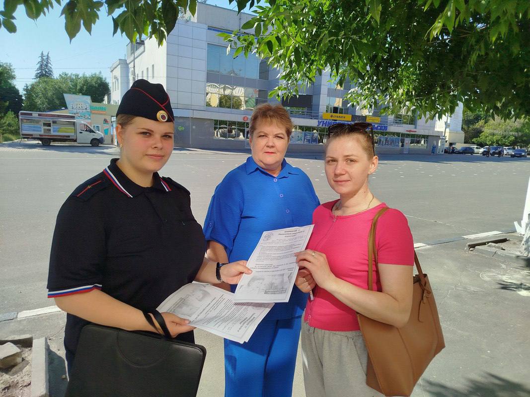 В Вольске полицейские приняли участие в рейде в рамках Всероссийской недели правовой помощи по вопросам защиты интересов семьи Организаторами межведомственного рейда, прошедшего в рамках Всероссийской недели правовой помощи по вопросам защиты интересов семьи, выступили инспектор ПДН МО МВД России «Вольский» младший лейтенант полиции Анастасия Крупнова и консультант комиссии по делам несовершеннолетних и защите их прав при районной администрации Елена Бессарабова. В рамках мероприятия горожанам напомнили о необходимости контроля за детьми вблизи открытых окон, о правилах безопасности на водных объектах и вблизи них, о правилах безопасного поведения в сети Интернет, отметив, что в настоящее время на уловки мошенников попадаются как взрослые, так и дети. Каждому участнику организаторы раздали информационные памятки.