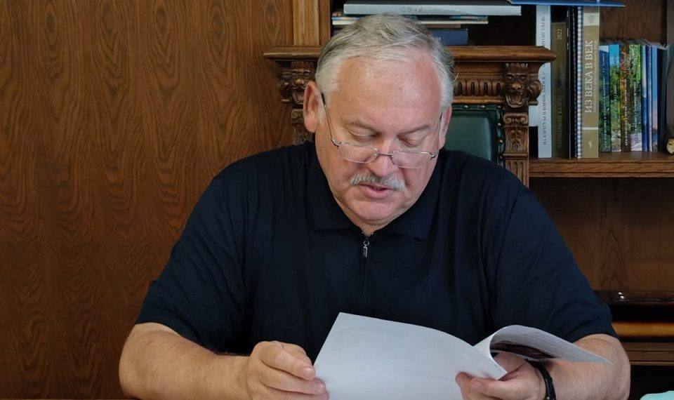 Константин Затулин помог жителям Сочи решить проблему с утечкой воды. Раиса Петрова и другие жители многоквартирных домов неоднократно обращались в администрацию Сочи и местный «Водоканал» с жалобами на постоянные утечки воды, которые приводили к подтоплению дворов и фундаментов зданий. Однако ответные меры долгое время не принимались. Константин Затулин направил письмо главе Сочи Андрею Прошунину с просьбой разобраться в ситуации. “Жители многоквартирных домов по улице Яблочная Центрального района города Сочи жалуются на течь воды из проходящей рядом с их домами трубы, которая течет под их дома и подтапливает прилегающую территорию. Заявители указывают на то, что жители обращались с жалобами на утечку воды и подтопления домов в администрацию города Сочи и МУП города Сочи «Водоканал», но необходимой помощи не получили.Прошу Вас рассмотреть обращение заявителей, организовать проверку”, — написал парламентарий. Администрация города Сочи официально ответила депутату. В ответном письме, заместитель главы муниципального образования городской округ город-курорт Сочи Краснодарского края Петр Северов написал следующее: “В настоящее время администрацией города Сочи проводится работа по регистрации и закреплении на праве хозяйственного ведения объекта «Сооружение водоснабжения», расположенное по адресу: г. Сочи, Центральный район, ул. Яблочная, в районе дома 20/3 за МУП г. Сочи «Водоканал»”, — отмечается в письме. Также специалисты МУП «Водоканал» оперативно провели ремонтно-восстановительные работы на участке трубопровода диаметром 100 мм, полностью ликвидировав течь. В настоящее время водоснабжение жителей домов №20/2 и 20/3 восстановлено в полном объеме в соответствии с требованиями строительных норм.