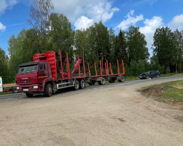 4 человека пострадали в ДТП с лесовозом и «десяткой». Авария произошла в 7 утра в Кирово-Чепецком районе, сообщили в ГАИ.  Прислать новость:      Подпишись на «Источник»