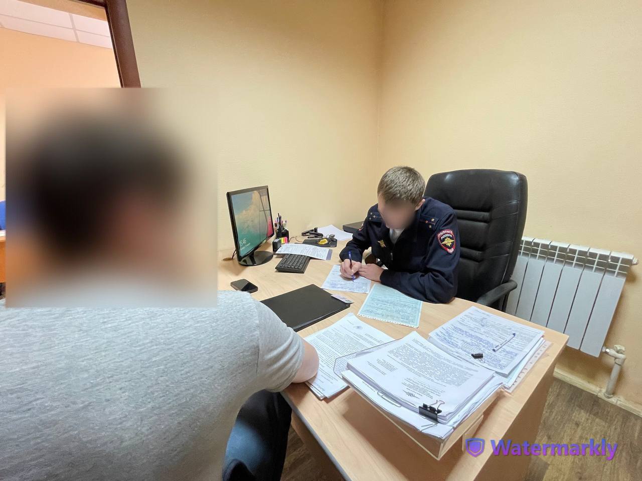 В Оренбурге водитель пассажирского ПАЗика устроил гонки и получил административку  #Про_Происшествия   В Оренбурге водить пассажирского автобуса увлёкся опасным вождением. Нарушителя нашли инспекторы ГИБДД и завели на него два административных дела.  Гонки инцидент произошёл 8 января на пр-т. Бр. Коростелевых. Водитель пассажирского автобуса нарушал правила маневрирования и игнорировал сигналы светофора, создавая аварийные ситуации.   Полицейские вычислили гонщика и составили на него два протокола об административных правонарушениях. Санкции статей предусматривают наказание в виде административного штрафа в размере 1500 рублей и 500 рублей соответственно.