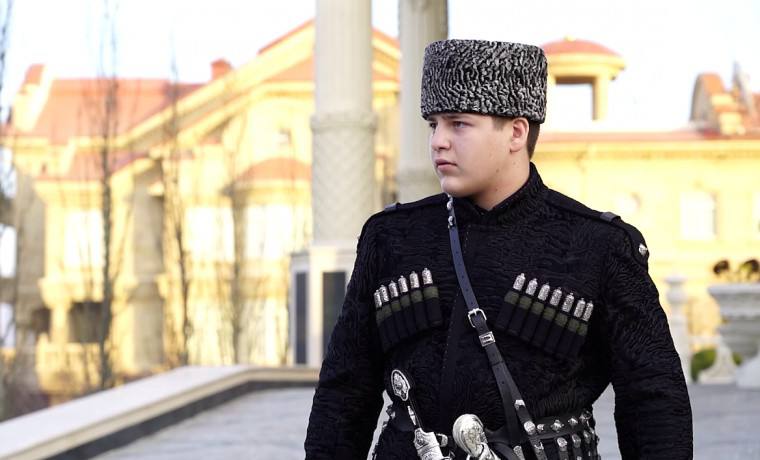 17-летний Адам Кадыров женится; свадьба пройдет в родительском доме в Ахмат-Юрте, родовом селе Кадыровых, сообщила дочь Рамзана Кадырова Айшат. Имя невесты не уточняется.